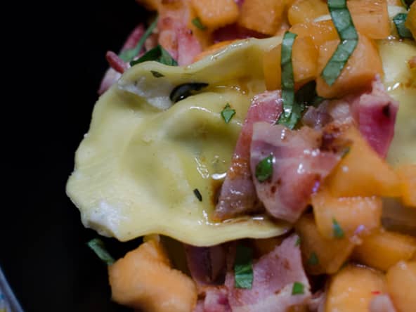 Salade de raviolis, au melon et au bacon