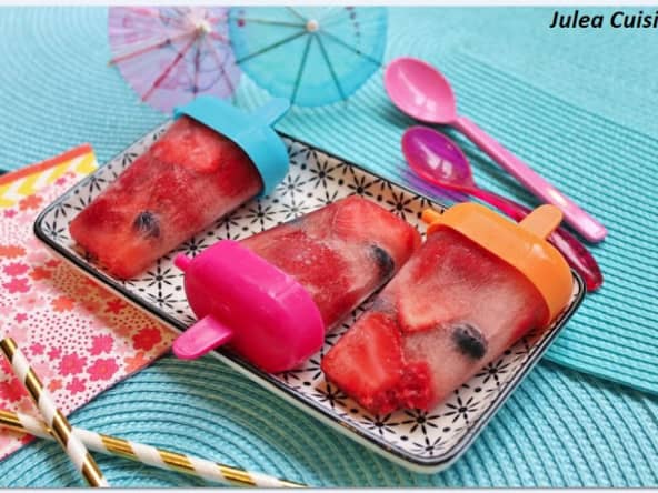 Glace à l'eau aux fruits rouges ou popsicle
