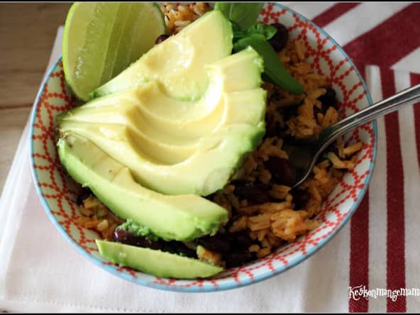 Riz aux haricots rouges et avocats. Avocado bowl végétalien
