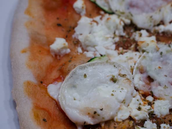 Pizza à la courgette et aux 2 fromages (au chèvre et à la feta)