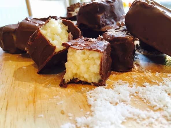 Barres Bounty au chocolat et à la noix de coco fait maison