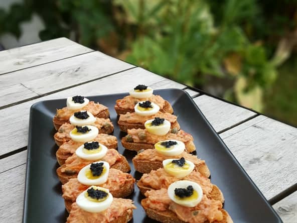 Tartine au thon, tomates confites et câpres, œuf de caille mollet