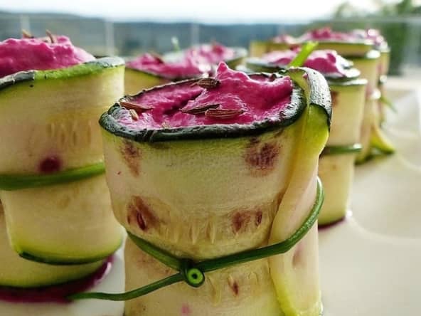 Roulés de courgette au chèvre, betterave et cumin, pour l'apéro