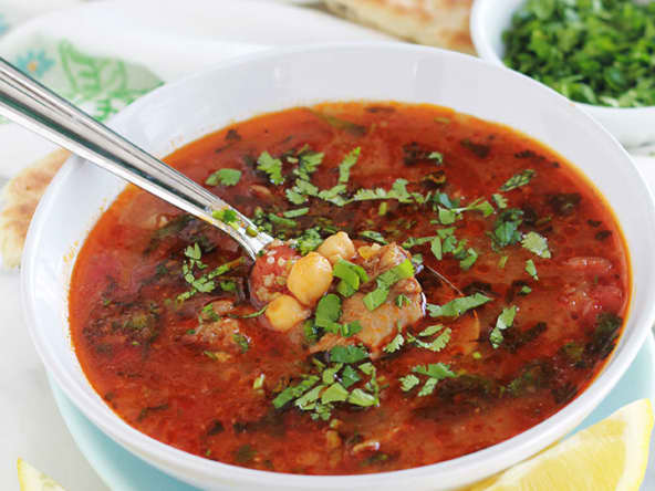 Chorba frik algérienne : une soupe traditionnelle  à base de blé vert