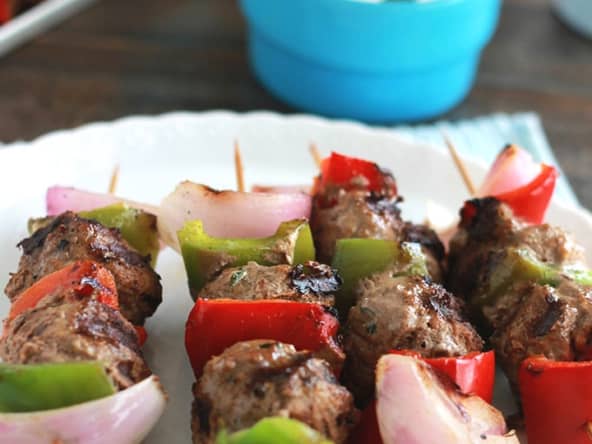 Brochettes de boulettes de boeuf, oignon, poivrons, herbes