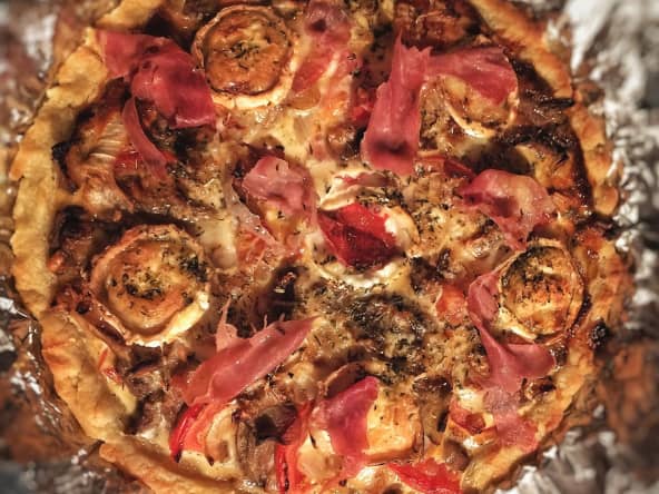 Tarte à l'aubergine, à la tomate, et et au prosciutto