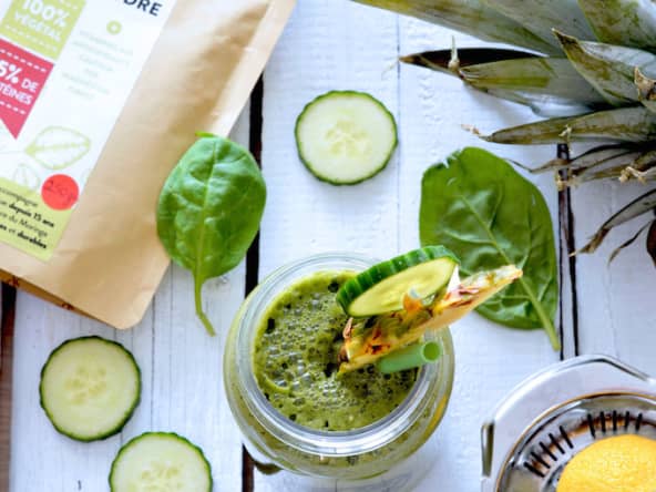 Smoothie healthy concombre, épinards, ananas, citron et moringa