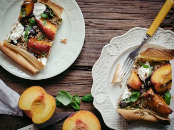 Tarte filo au thon, pesto, pêches rôties et mozzarella burrata