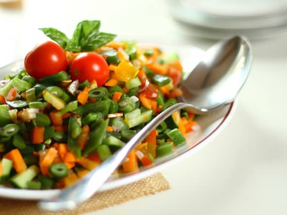 Salade fraîche de haricots, carottes, concombres et tomates comme un tartare 