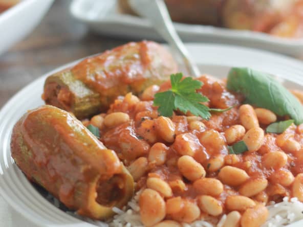 Courgettes farcies à la syrienne, sauce aux haricots blancs