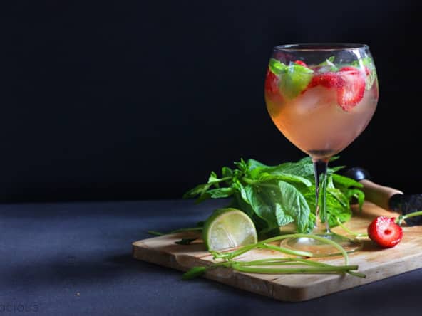 Cocktail sans alcool fraise, citron vert et menthe à savourer tout l’été