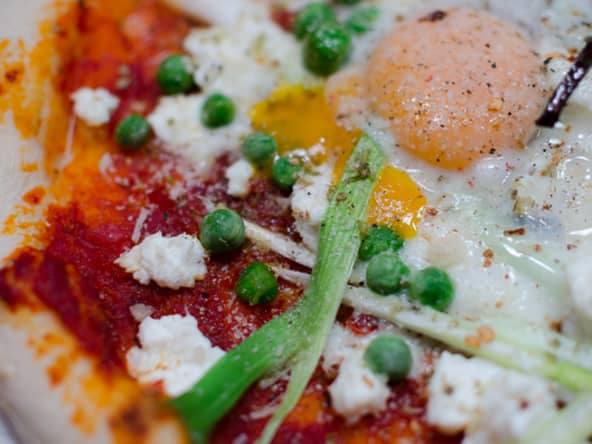 Pizza à la ricotta, aux oignons nouveaux et aux petits pois