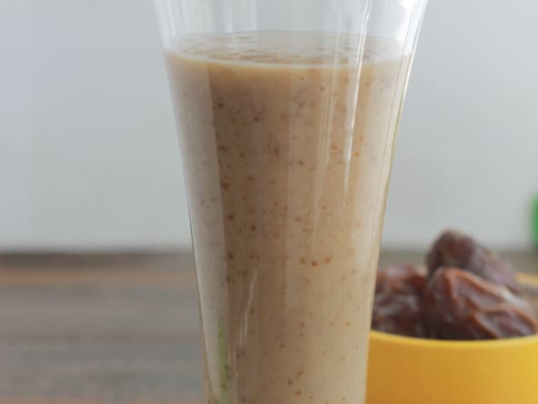 Smoothie rafraîchissant aux dattes et banane, parfumée à la vanille