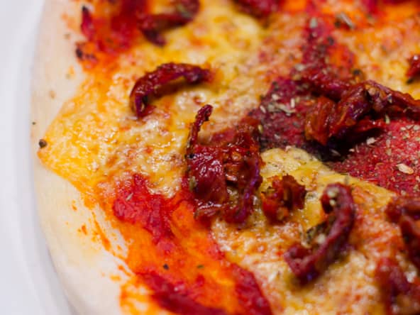 Pizza aux tomates séchées et au cheddar
