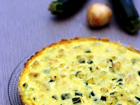 Quiche légère au poulet, courgette, oignon et curry