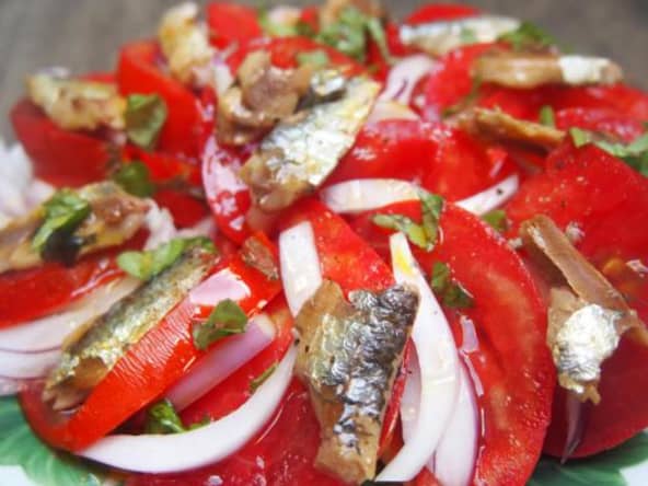Salade de tomates à l’oignon rouge et aux sardinettes