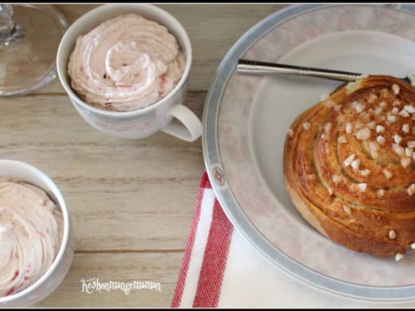 Cardamome Buns et mousse de framboises et rhubarbe