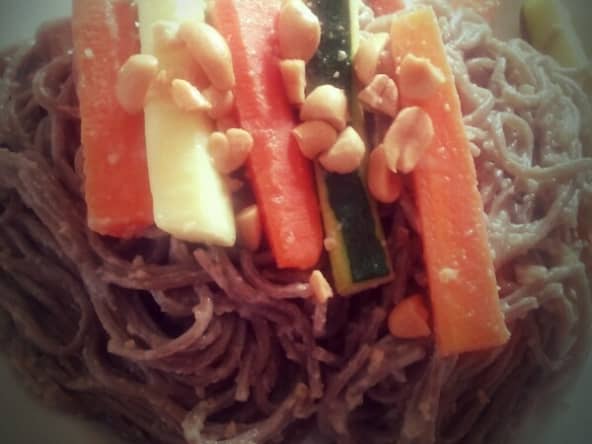 Pâtes japonaises Soba aux légumes d'été