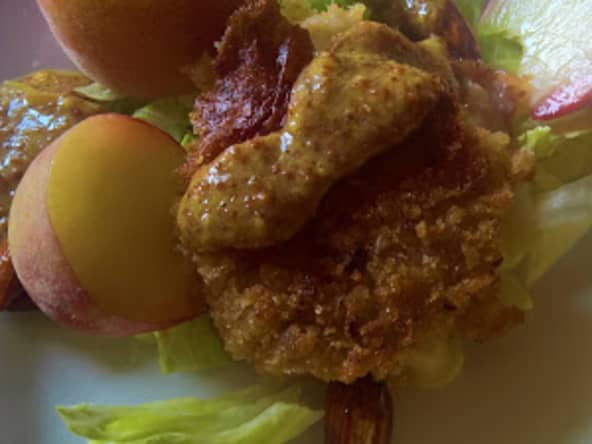 Croquettes de chèvre aux pêches, amandes caramélisées, moutarde et miel