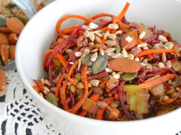 Salade végétarienne de lentilles, poireaux, carotte, betterave et orange