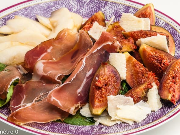 Salade légère à base de figues et poires au speck
