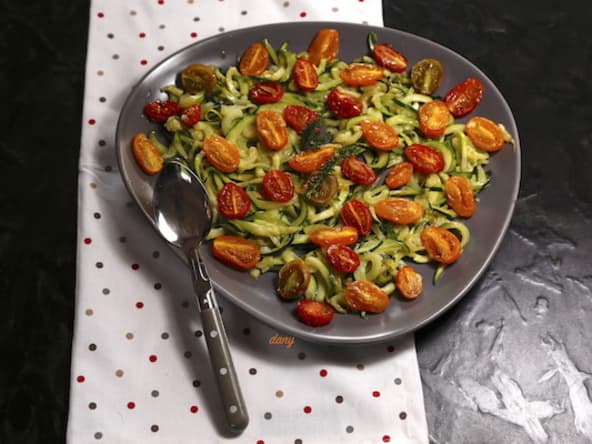 Tagliatelles de courgettes à l'ail citron et tomates rôties