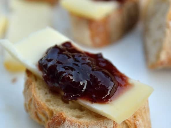 Tapas basques pour l'apéritif au fromage de brebis et confiture de cerise noire