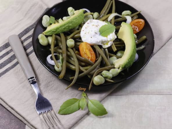 Salade de haricots verts et burrata à l'huile de basilic