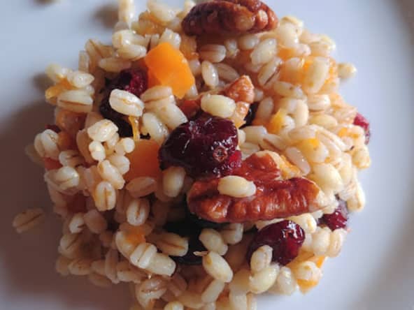 Salade composée d'orge, courge, cranberries et sirop d’érable