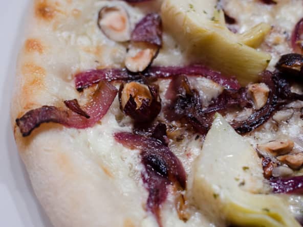 Pizza à l'artichaut, aux oignons rouges et aux noisettes