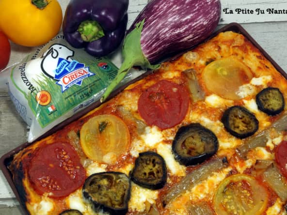 Pizza maison aubergines, poivrons, tomates
