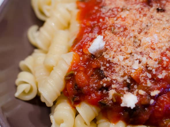 Pâtes à la sauce tomate, aux olives et aux câpres