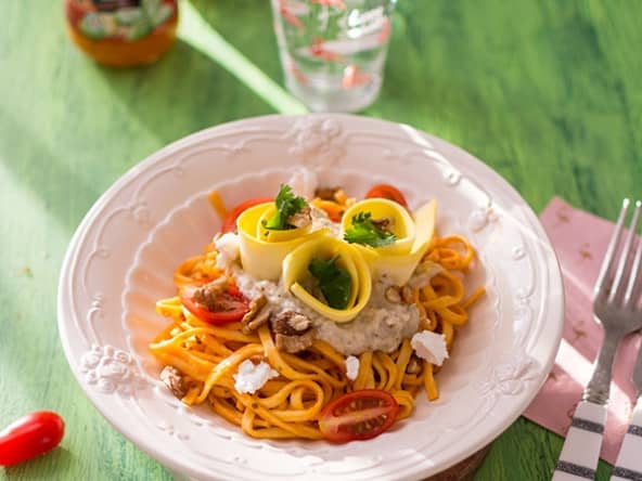 Pâtes sauce Pesto Rosso, caviar d'aubergines, courgettes, chèvre, noix