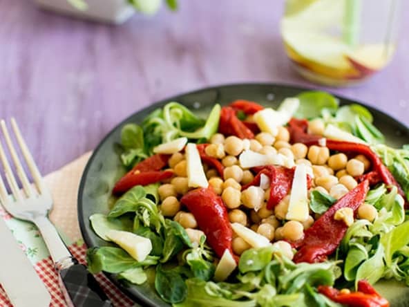 Salade de piquillos et pois chiches au cantal