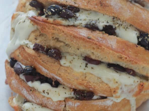 Pain à la mozzarella et aux olives pour l'apéritif