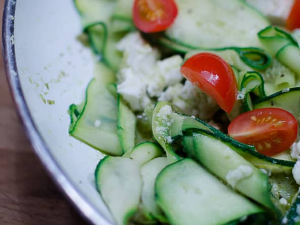 Tagliatelles de courgette au pesto et à la feta