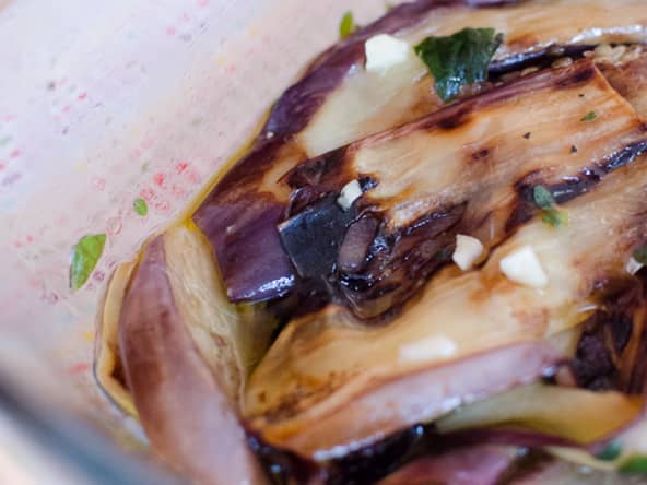 Aubergines marinées à l'ail, à la menthe et au basilic