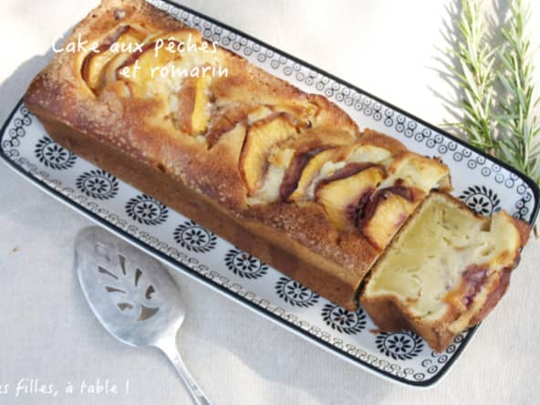 Cake aux pêches et au sirop de romarin
