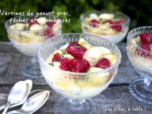 Verrines de pêches et framboises au yaourt grec