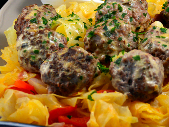 Cocotte de chou blanc et boulettes de boeuf : délicieux plat d'automne.