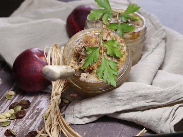 Terrines de canard aux nectarines et aux fruits secs