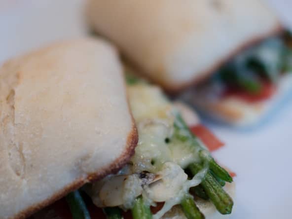 Sandwich au jambon Serrano, aux haricots verts et aux amandes