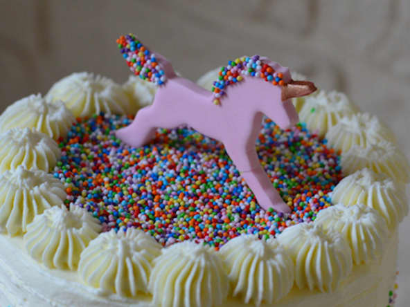 Rainbow Cake Licorne et chantilly au mascarpone