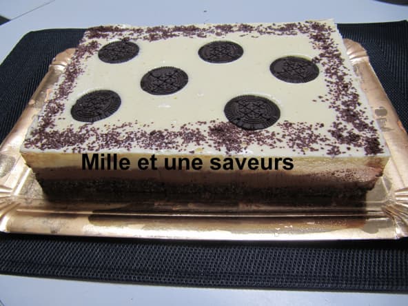 Entremet mousse vanille et mousse chocolat sur base biscuit oréo