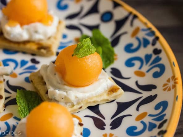 Crackers apéritifs au fromage frais, à la menthe et au melon