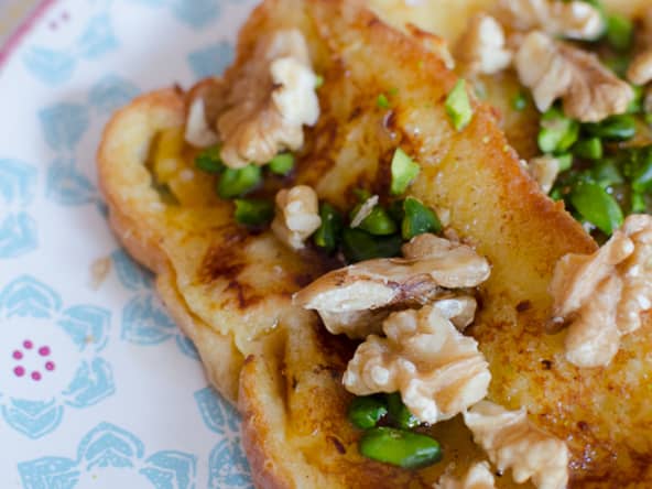 Brioche perdue aux noix, aux pistaches et au sirop d'érable