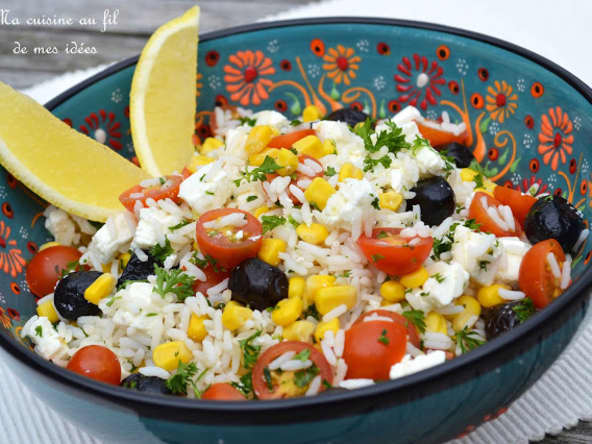 Salade de riz aux tomates cerise, maïs, olives et feta
