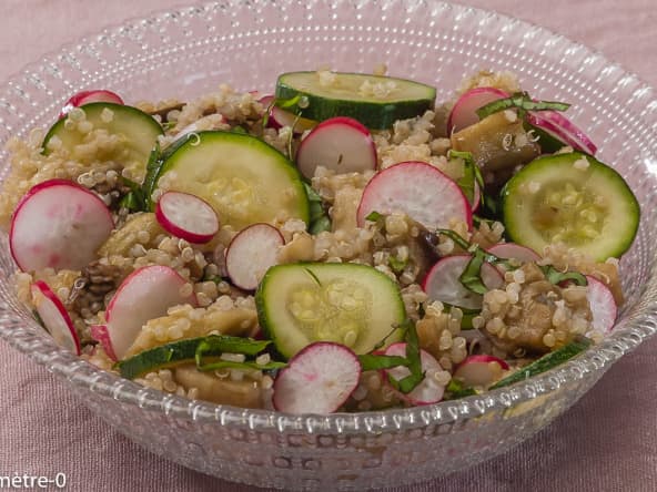 Salade de quinoa aux aubergines, courgettes et radis