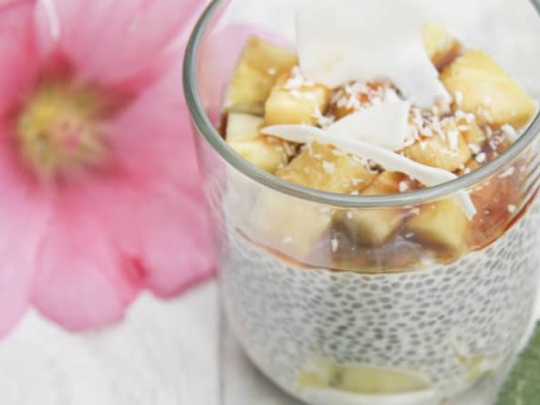 Chia pudding au lait de coco, citron vert et ananas.