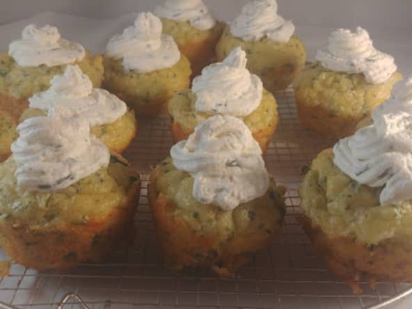 Muffins persillés au gruyère et topping au chèvre